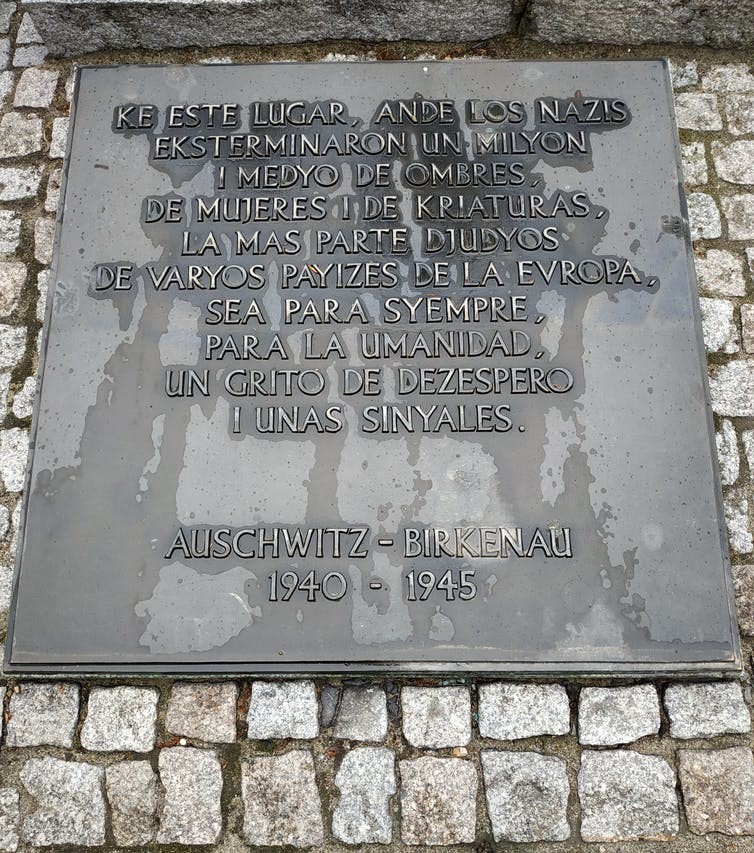 ¿Por qué hay una placa en judeoespañol en Auschwitz?
