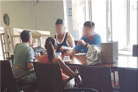 De cómo cuatro personas se repartieron las cenizas de un quinto en la mesa de una cafetería