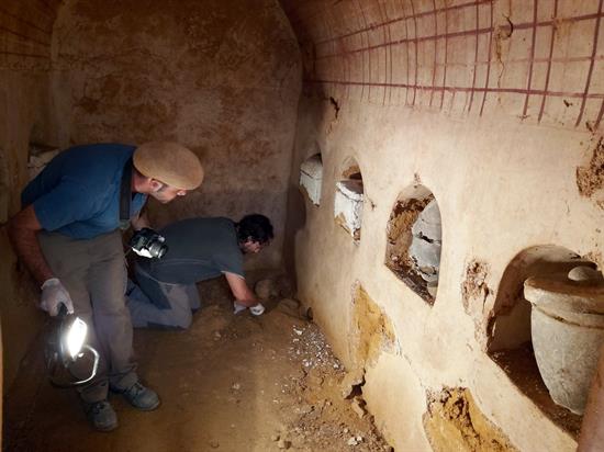 El mausoleo romano descubierto en Carmona contiene seis urnas con cenizas y ajuares funerarios
