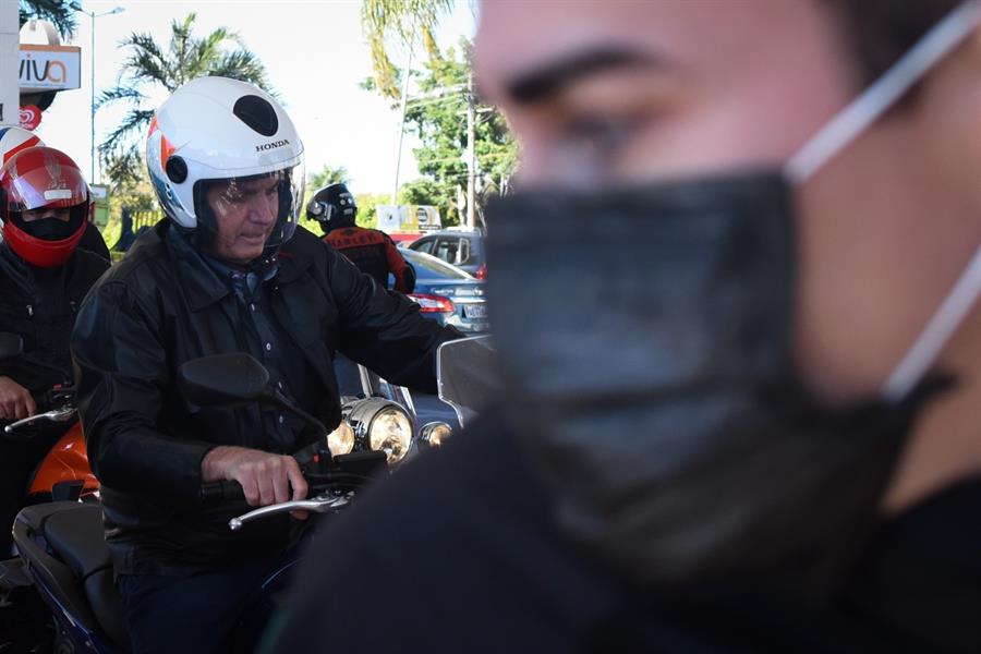 Brasil se acerca a los 100.000 fallecidos mientras su presidente se pasea a caballo y en moto sin mascarilla