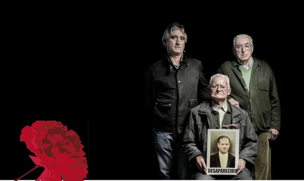 Claveles rojos en el cementerio de La Salud y recogida de ADN para identificar los restos de represaliados del franquismo en Córdoba