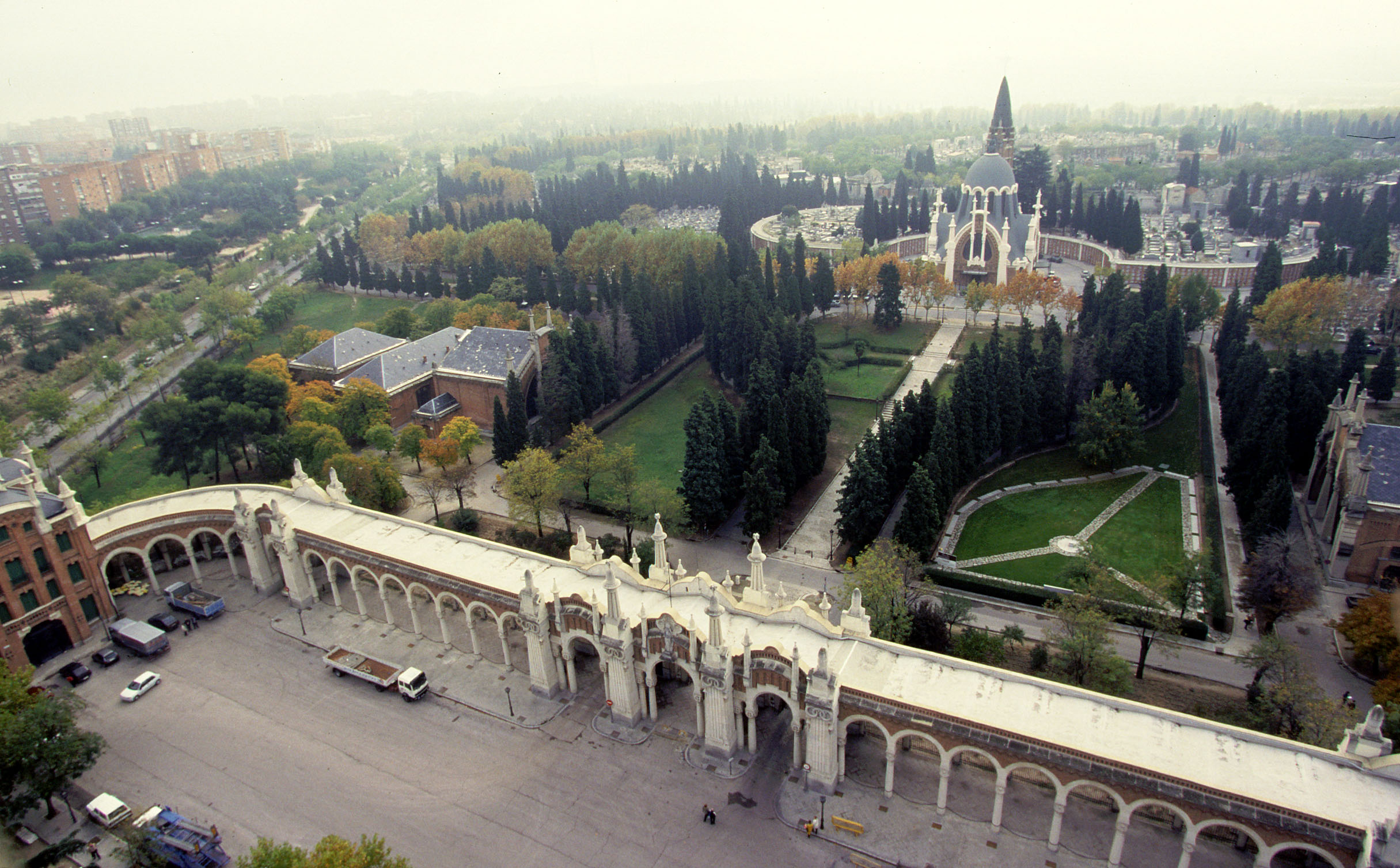 El cementerio de la Almudena de Madrid pone en marcha la ruta temática 'Mujeres singulares'
