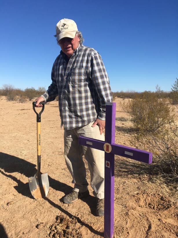 Álvaro Encino, el hombre que coloca cruces en memoria de los inmigrantes fallecidos en el desierto de Arizona