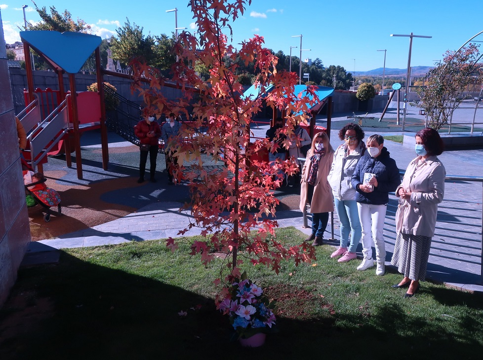 Teruel también planta un árbol para conmemorar el Día por la Concienciación de Muerte Gestacional y Neonatal