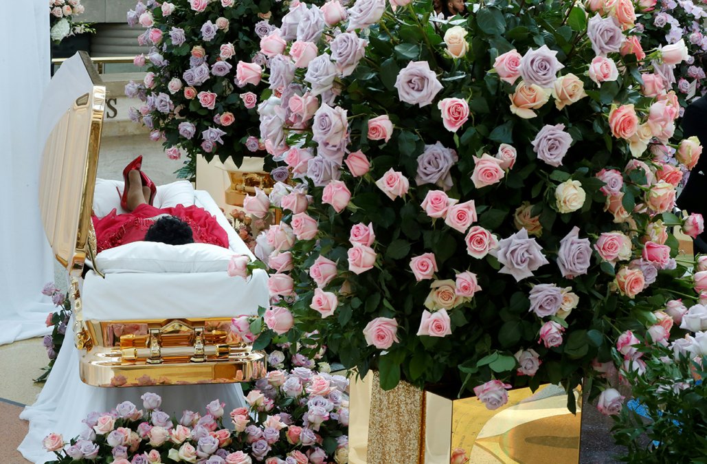Aretha Franklin se despide en un féretro dorado con un vestido rojo y en un Cadillac blanco