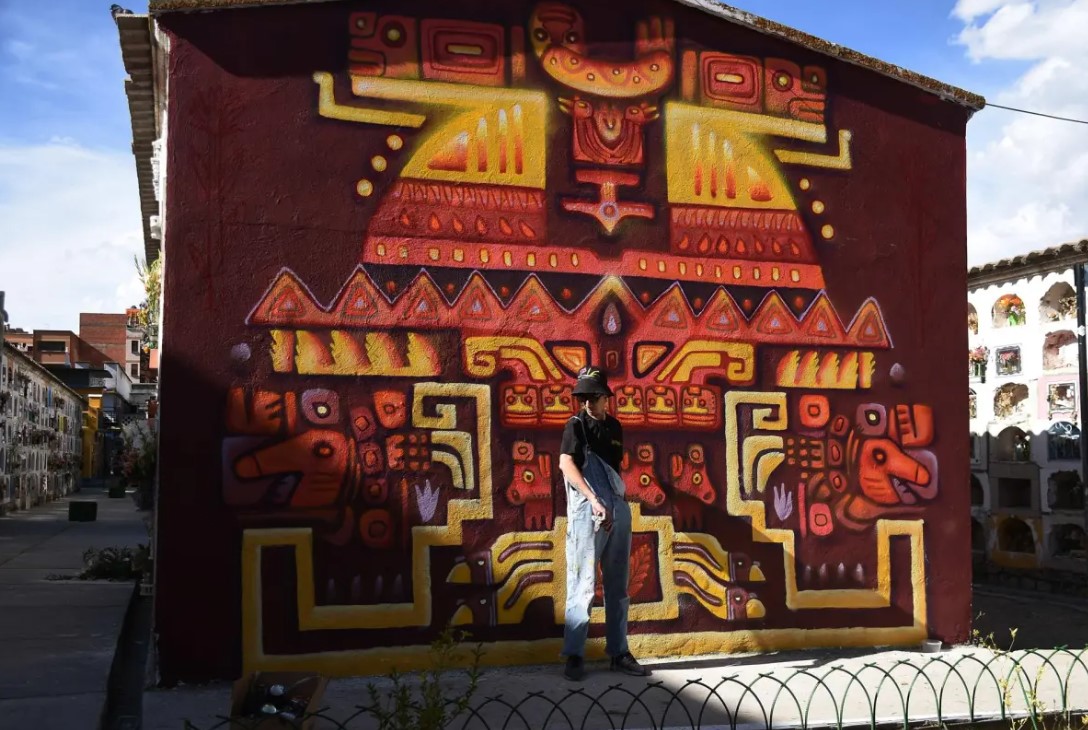 13 artistas convierten el cementerio de La Paz (Bolivia) en una magnífica galería de arte urbano