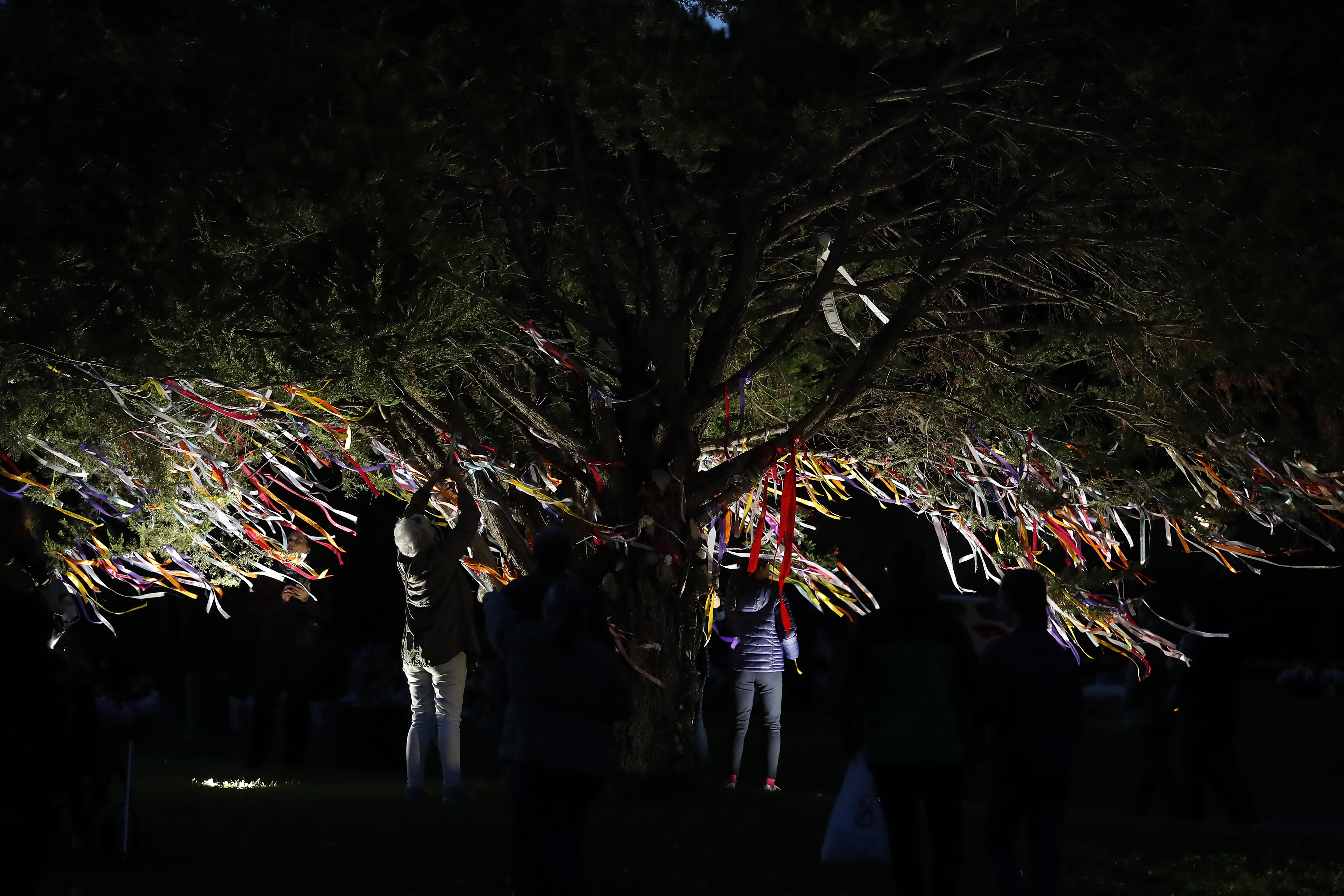 El 'Atardecer de las luces' volvió a reunir en Alcalá de Henares a más de mil personas para recordar a sus difuntos con sonrisas y lágrimas