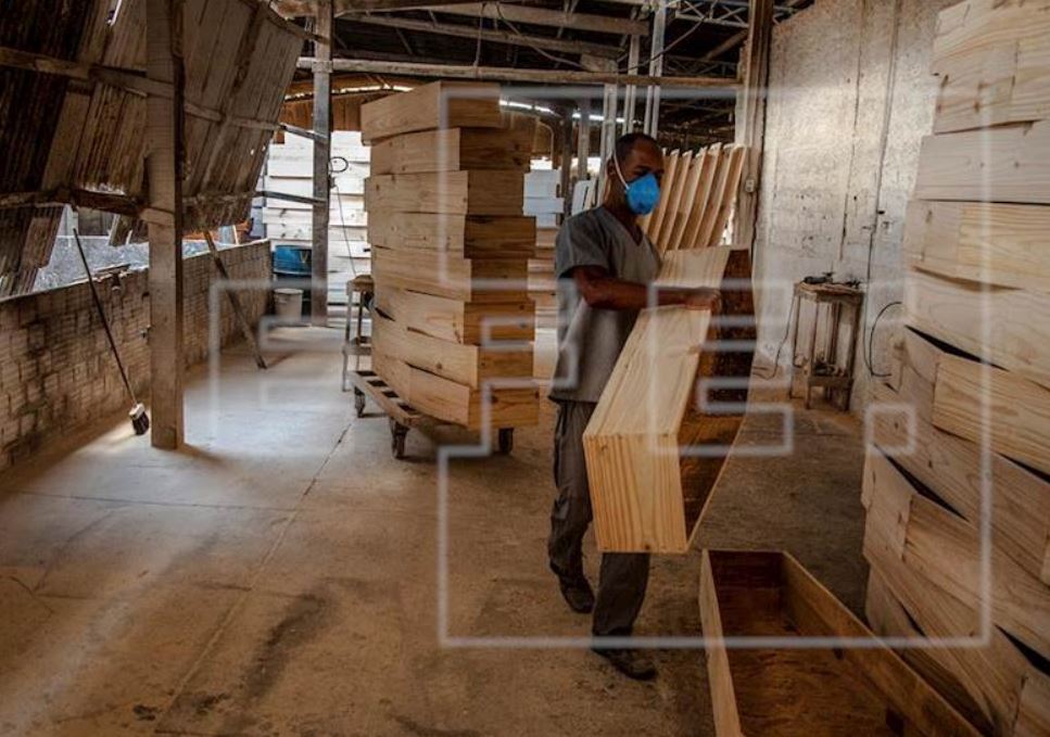 La exportación de madera en Brasil por el alza del dólar deja sin ataúdes a las funerarias con más de dos mil muertos diarios por la pandemia