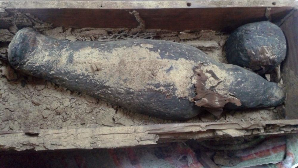 Arqueólogos egipcios descubren cuatro ataúdes en tres pozos al sur de las Pirámides de Guiza