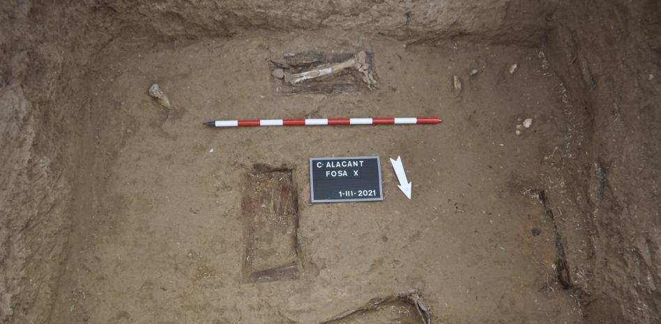 Investigan si un pequeño féretro vacío hallado al exhumar represaliados en la fosa del cementerio de Alicante es de un bebé robado