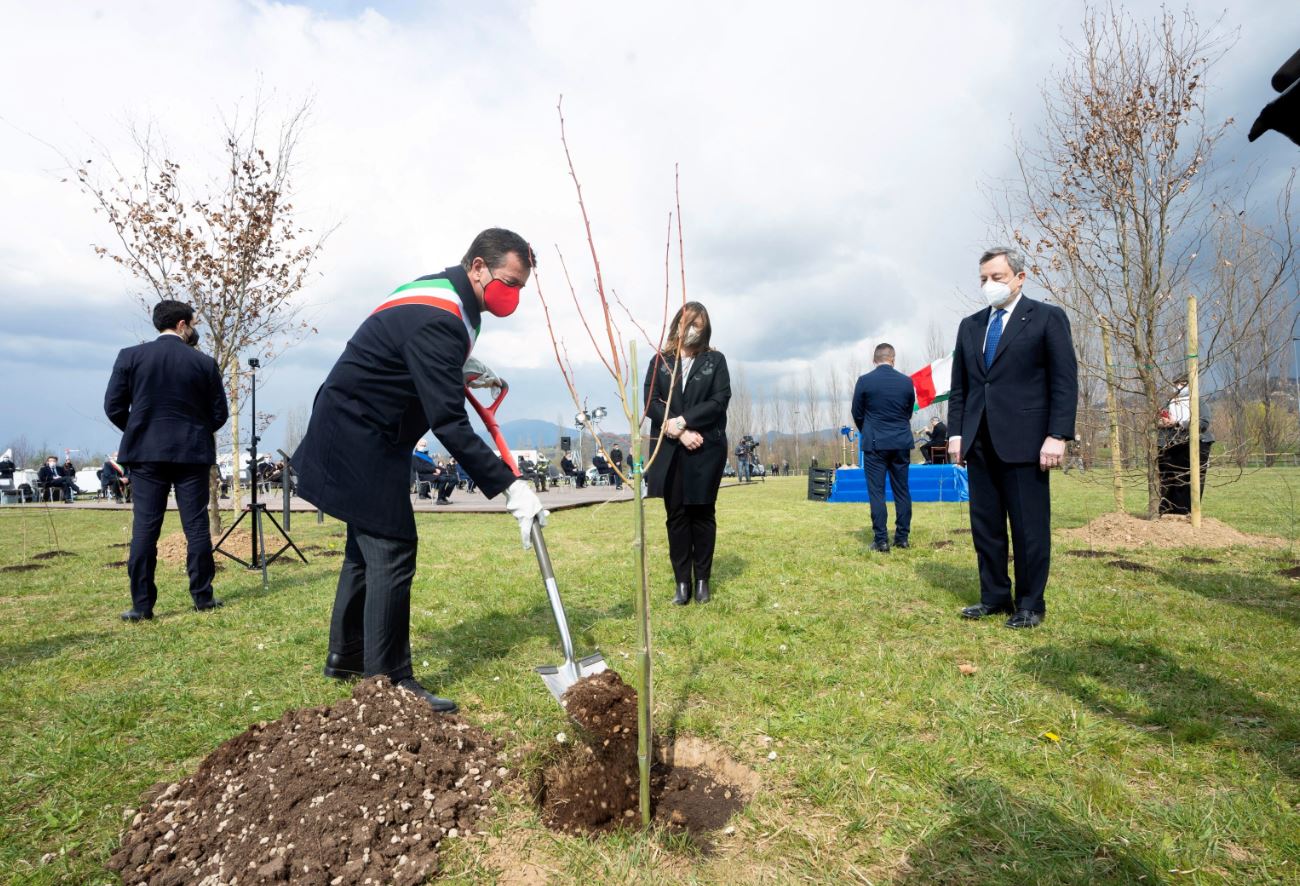 Italia inaugura en Bérgamo el Bosque de la Memoria con cien árboles para recordar a sus más de cien mil muertos por la pandemia