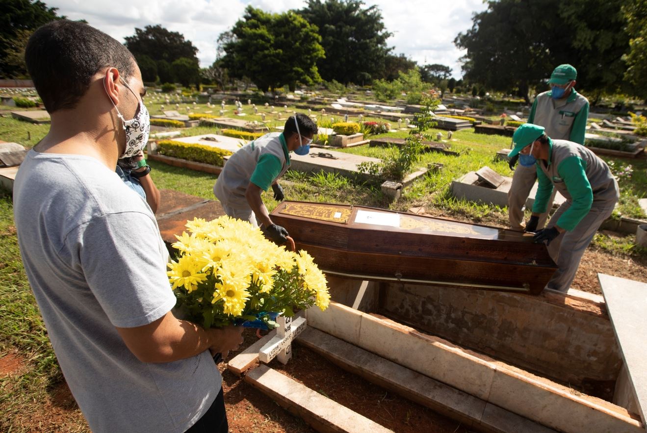 Las muertes mundiales por coronavirus alcanzan los dos millones