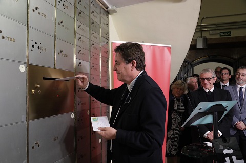 La caja número 1.722 de los Machado en el Instituto Cervantes ya tiene tierra de los cementerios de Sevilla, Madrid y Collioure