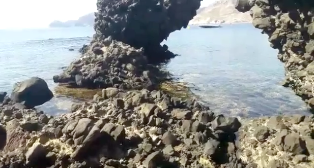 La familia del niño Gabriel esparce las cenizas de su 'pescaíto' en el mar del Cabo de Gata
