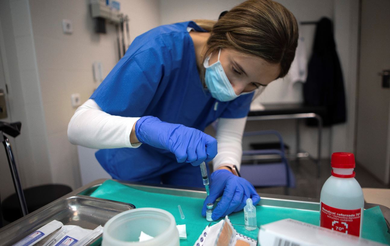 Las sociedades médicas piden que la vacunación contra la COVID-19 sea ‘una emergencia nacional’