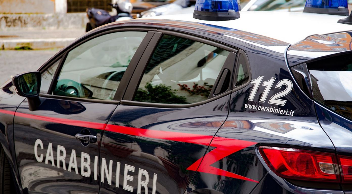 Investigan a un hombre en Italia por mantener el cadáver de su mujer durante 3 meses en el sofá