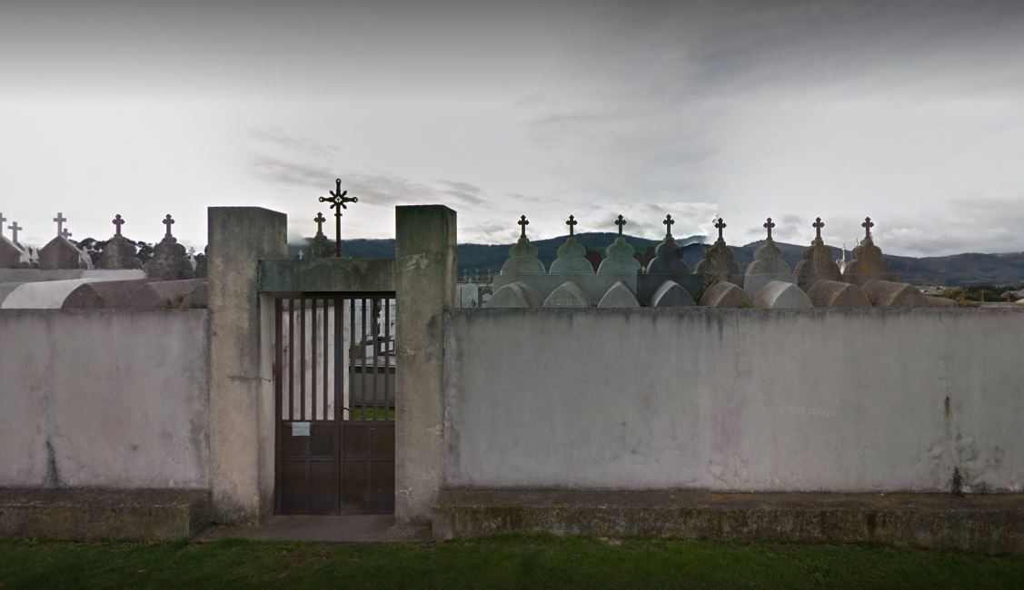Compran un nicho a otra familia y les dejan los huesos que había dentro en la puerta de la casa en una bolsa