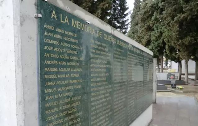 La asociación ‘Dejadnos llorar’ confía en poder seguir exhumando en las fosas de los cementerios cordobeses