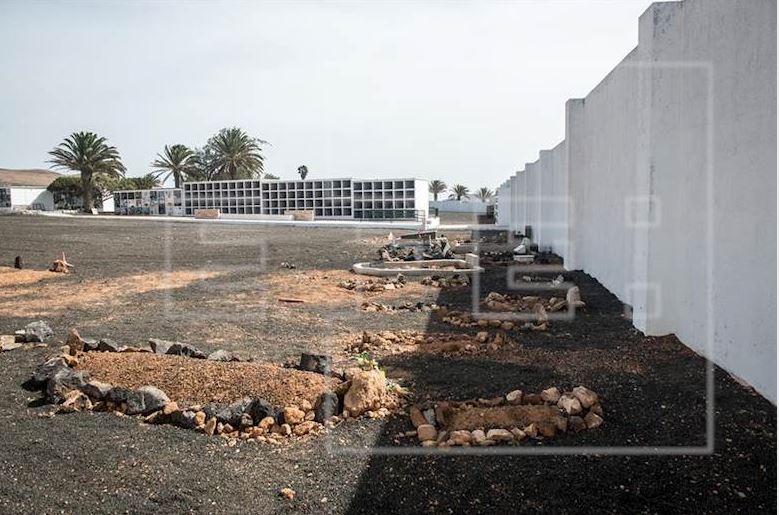 Teguise pide a sus ciudadanos que cuando vayan al cementerio pongan una flor en las tumbas solitarias de migrantes