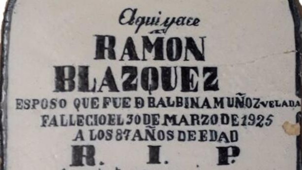 El museo Ruiz de Luna de Talavera expone una muestra con ocho placas y un panel funerario de azulejería