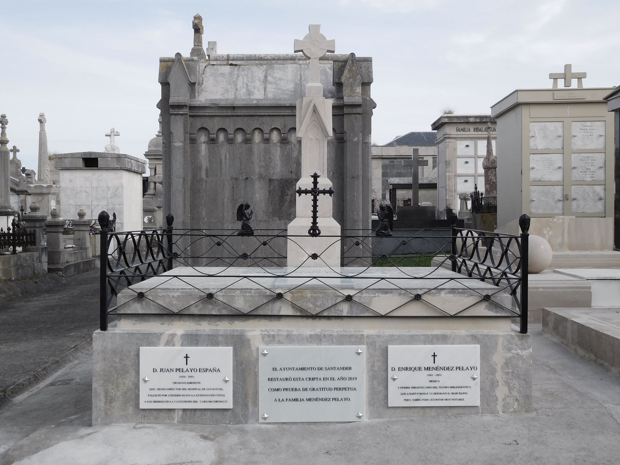 El cementerio de Ciriego (Santander) finaliza la restauración del panteón de la familia Menéndez Pelayo
