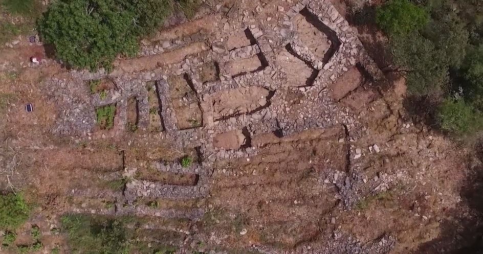 Un cráneo, una vértebra y dos fémures, ¿los restos humanos más antiguos de la Ribeira Sacra gallega?