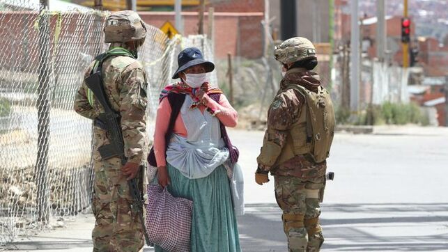 Cuando el miedo obliga en Bolivia a una familia a peregrinar durante horas para poder enterrar a una mujer con coronavirus