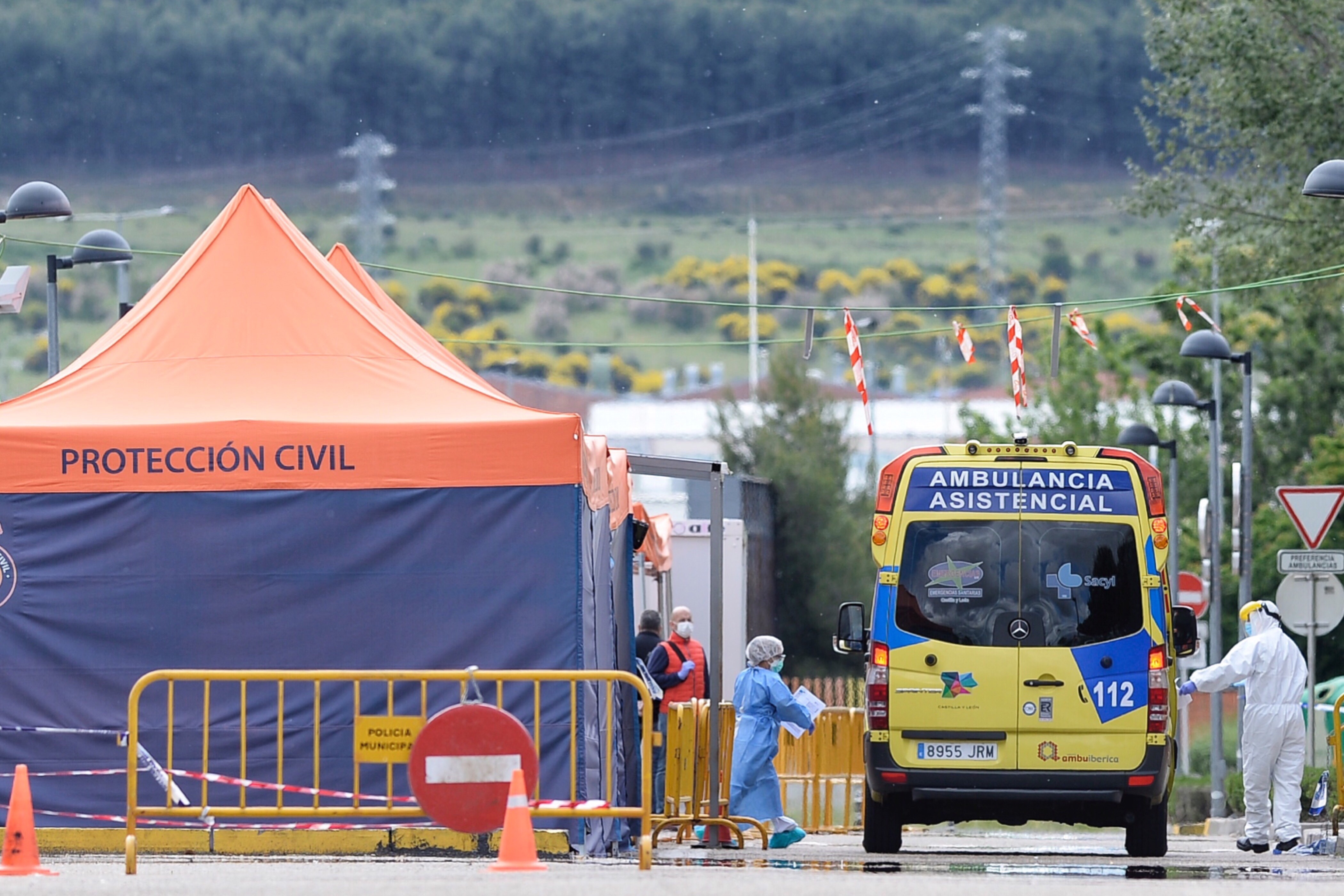 España registra una importante descenso de muertes y contagios en las última 24 horas