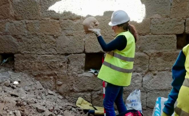 Arqueólogos encuentran en la ‘Torre de la reina’ de Ejea de los Caballeros un osario y una cripta con cientos de restos