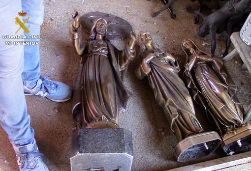 Cinco detenidos por robar piezas de bronce en 21 cementerios de Toledo