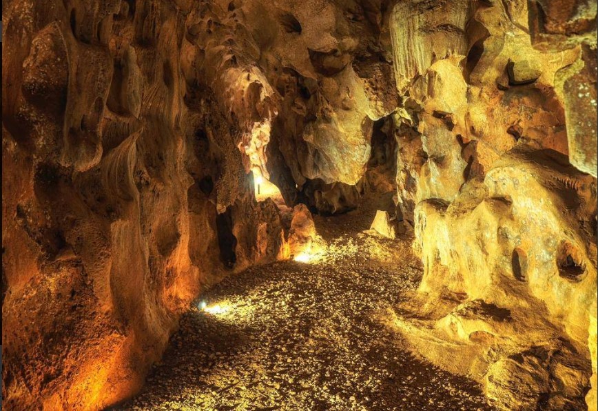 Los neandertales ya usaban las cuevas de El Cantal (Málaga) como refugio y panteón hace 48.000 años