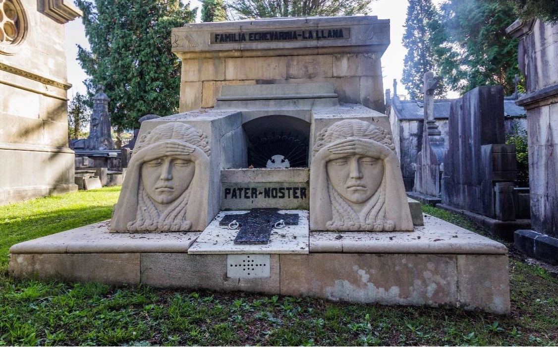 Bilbao limpia y da esplendor al cementerio de Derio