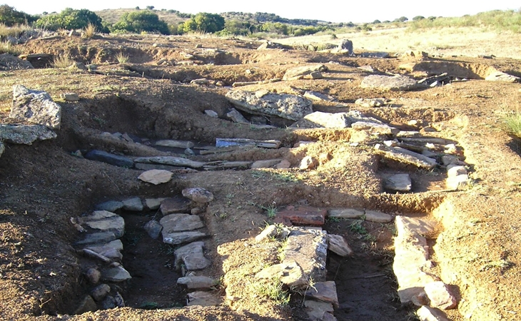 Ecologistas denuncian la destrucción de una necrópolis del siglo VII en Fuente del Maestre (Badajoz)