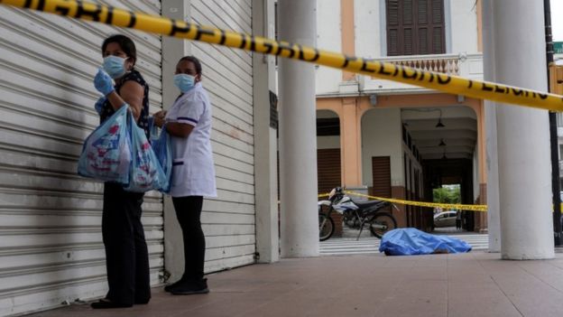 El Gobierno de Ecuador ordena construir un cementerio en Guayaquil para enterrar urgentemente fallecidos por COVID-19