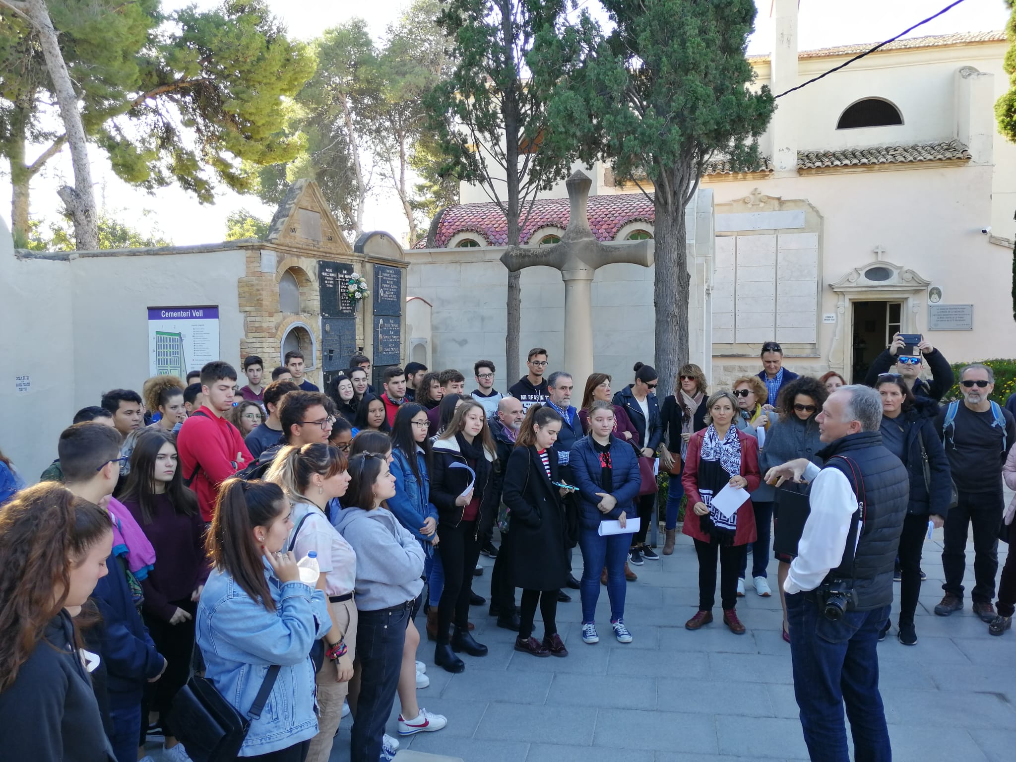 Estudiantes de Elche realizan visitas guiadas al cementerio viejo con motivo de la exposición ‘Refugio de la Memoria’