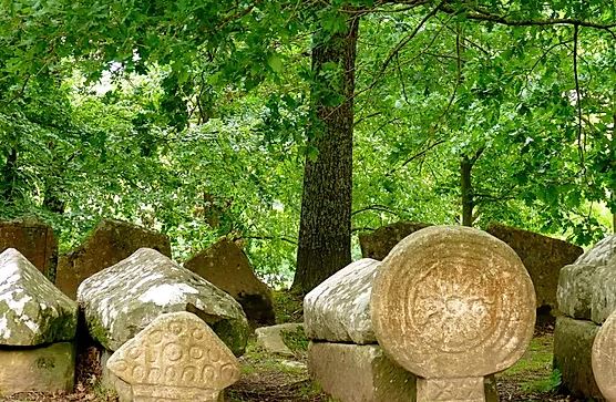 La Ertzaintza encuentra en una finca una estela funeraria robada en la necrópolis medieval de Elorrio al investigar otros robos