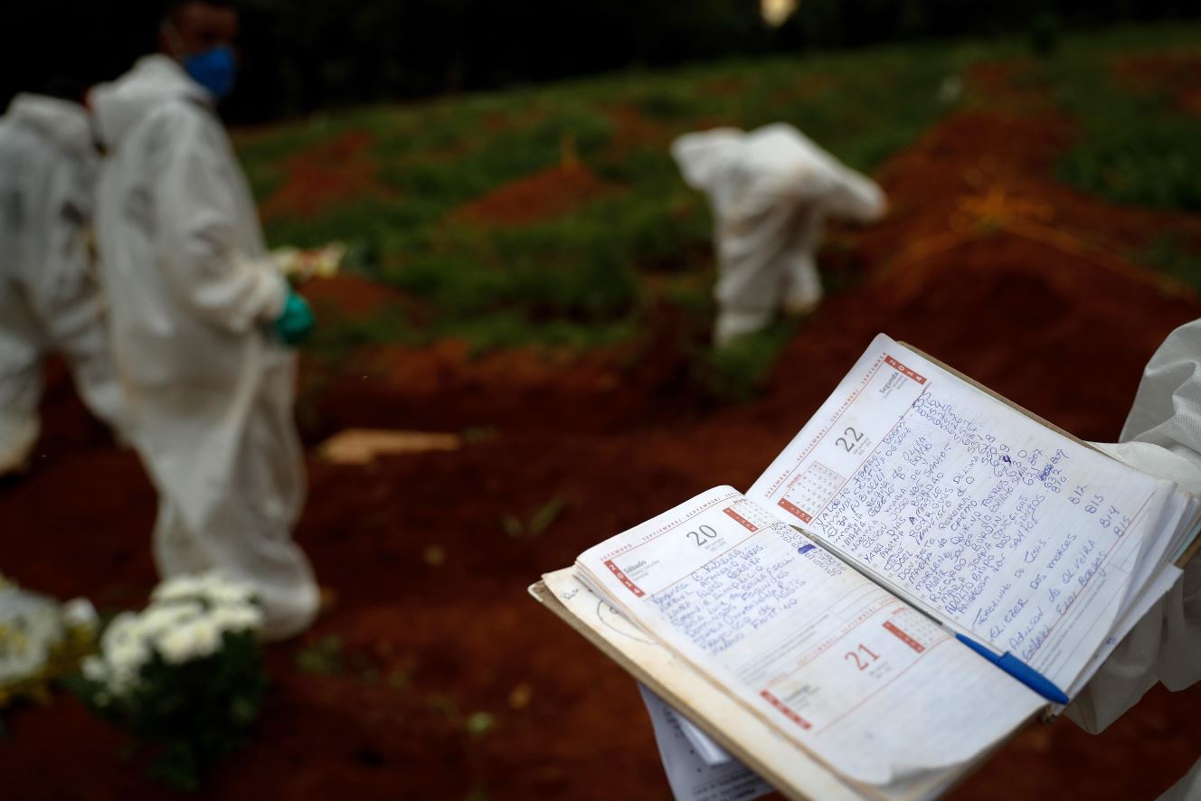 Una persona muere cada 50 segundos por la covid-19 en Brasil