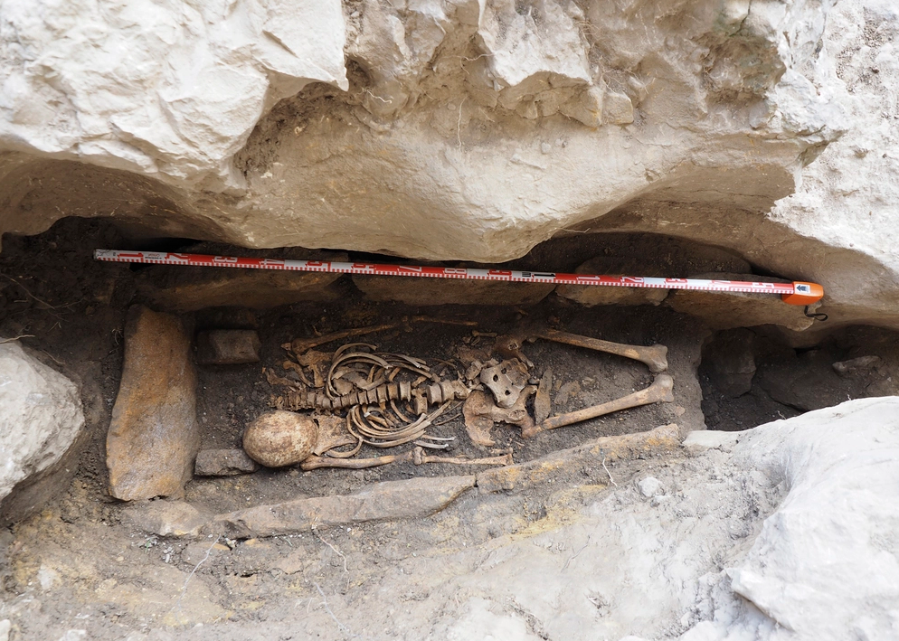 El Cenieh descubre una tumba hispano-visigoda en la ermita de San Tirso y San Bernabé en Ojo Guareña (Burgos)