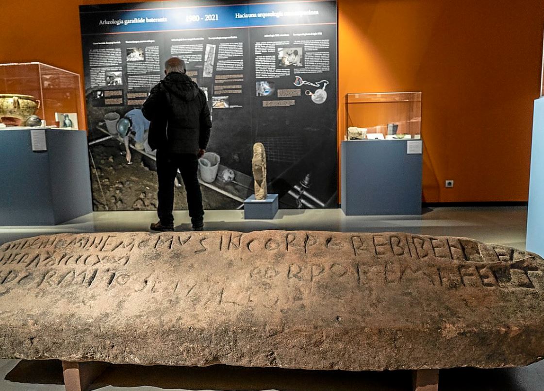 El Museo Oiasso de Irún expone una muestra homenaje a los 300 años de arqueología en Euskadi y Navarra
