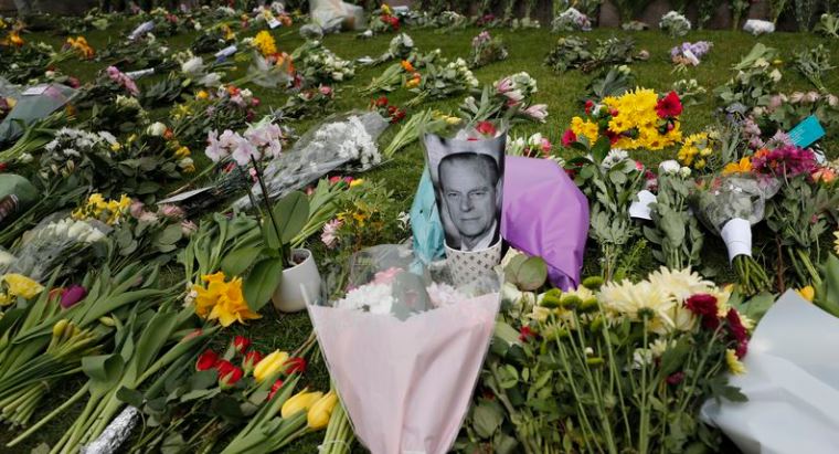 El Gobierno británico pide no dejar flores al príncipe Felipe en Buckingham o en Windsor por la pandemia