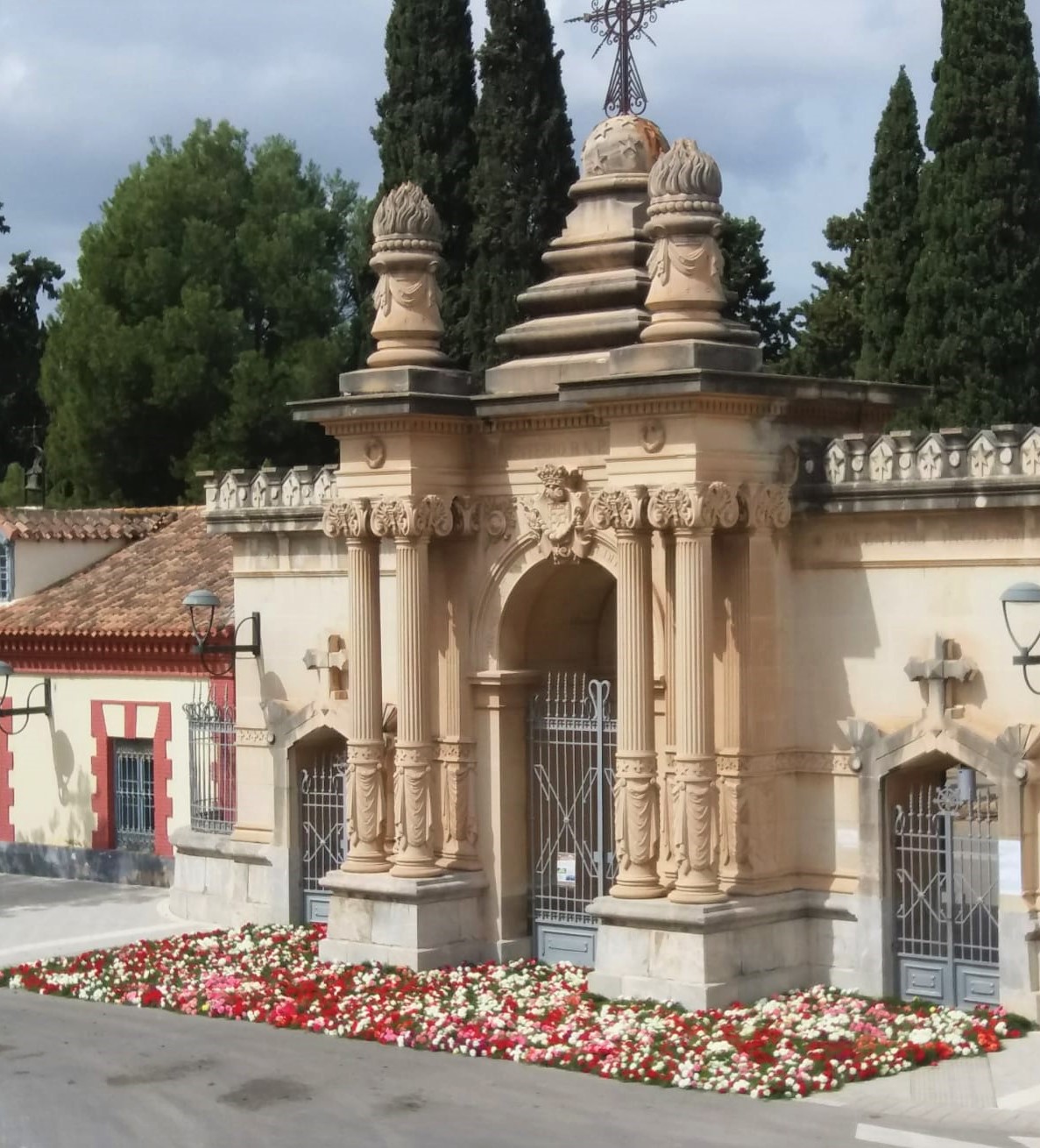 Un florista de Murcia regala y llena la puerta del cementerio municipal con todas las flores que tenía en su tienda
