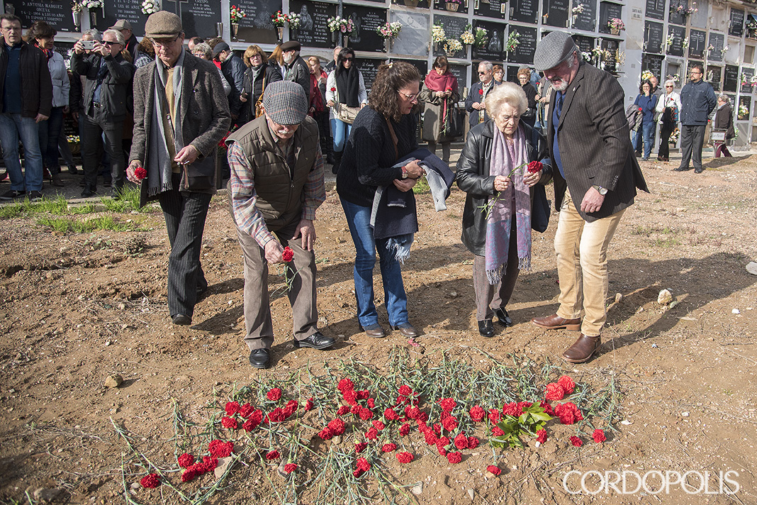 Claveles rojos de 600 personas en la fosa común del cementerio de Córdoba para recordar a las víctimas del franquismo y defender las exhumaciones