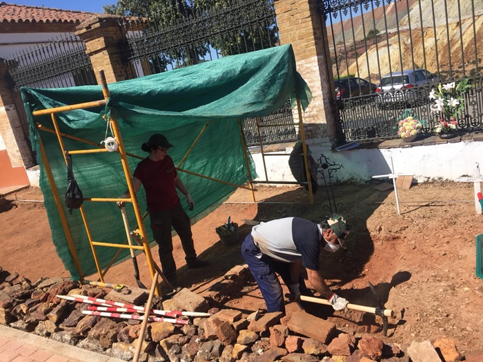 Se reanudan las exhumaciones en la fosa común rural más grande de Andalucía, la del cementerio de Nerva