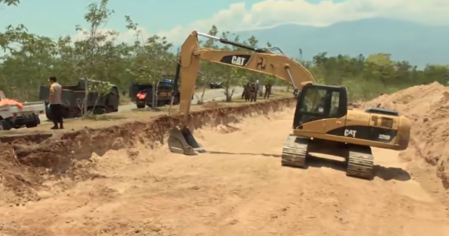 Indonesia realiza grandes fosas comunes para las víctimas del terremoto y el tsunami