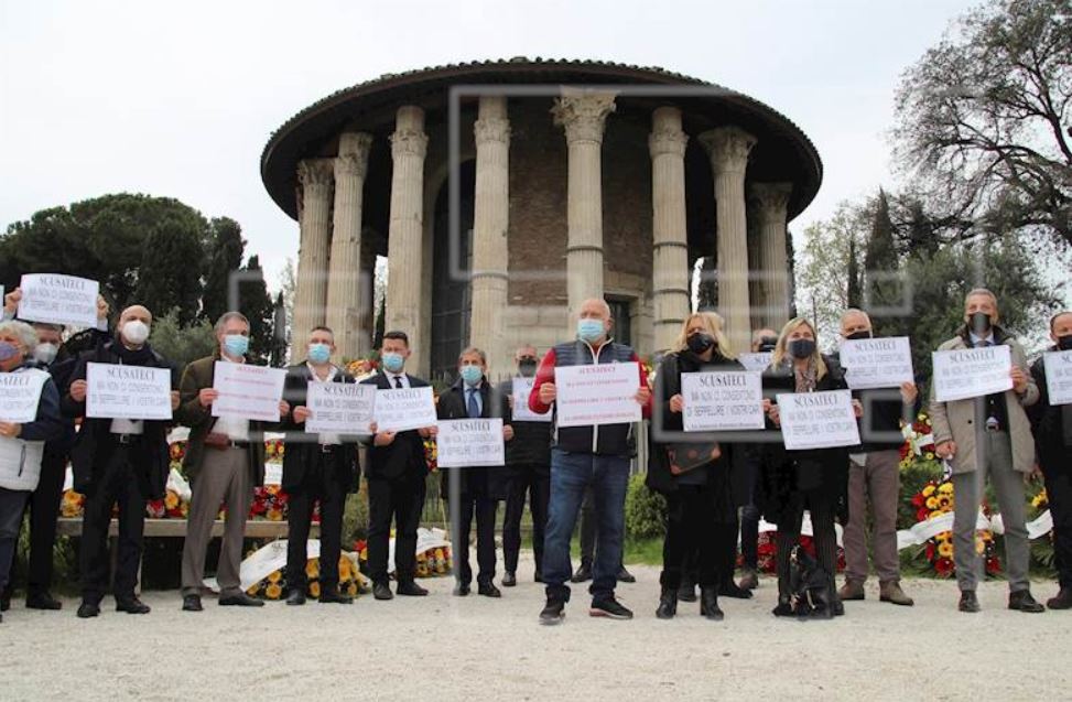 ‘Perdonadnos, pero no nos dejan enterrar a vuestros seres queridos’. Roma bloquea la incineración de dos mil cadáveres