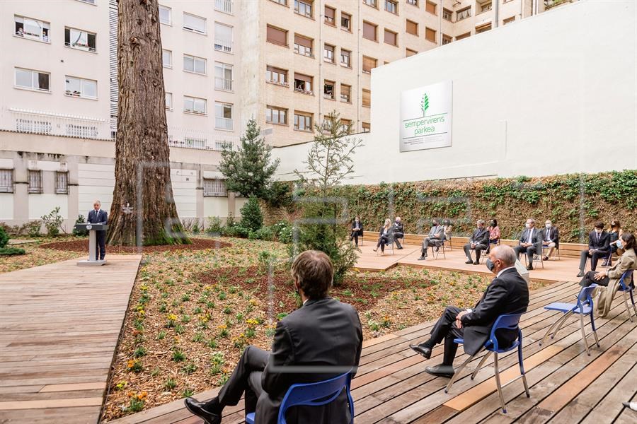 Las instituciones vascas homenajean en el parque 'Sempervirens' a los más de 1.800 muertos por covid en Euskadi