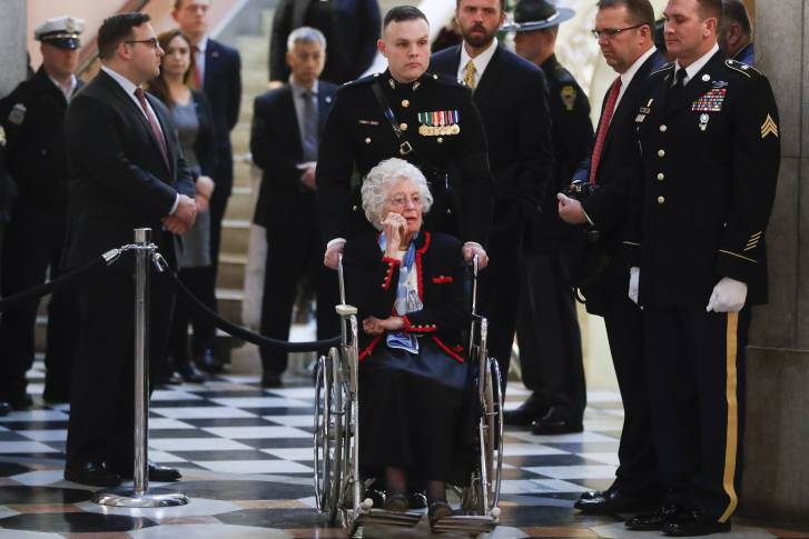 Entierran a John Glenn cuatro meses después de morir para que coincidiera con la fecha de su boda
