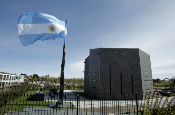 Un juez registra el cementerio donde está enterrado el expresidente argentino Néstor Kirchner