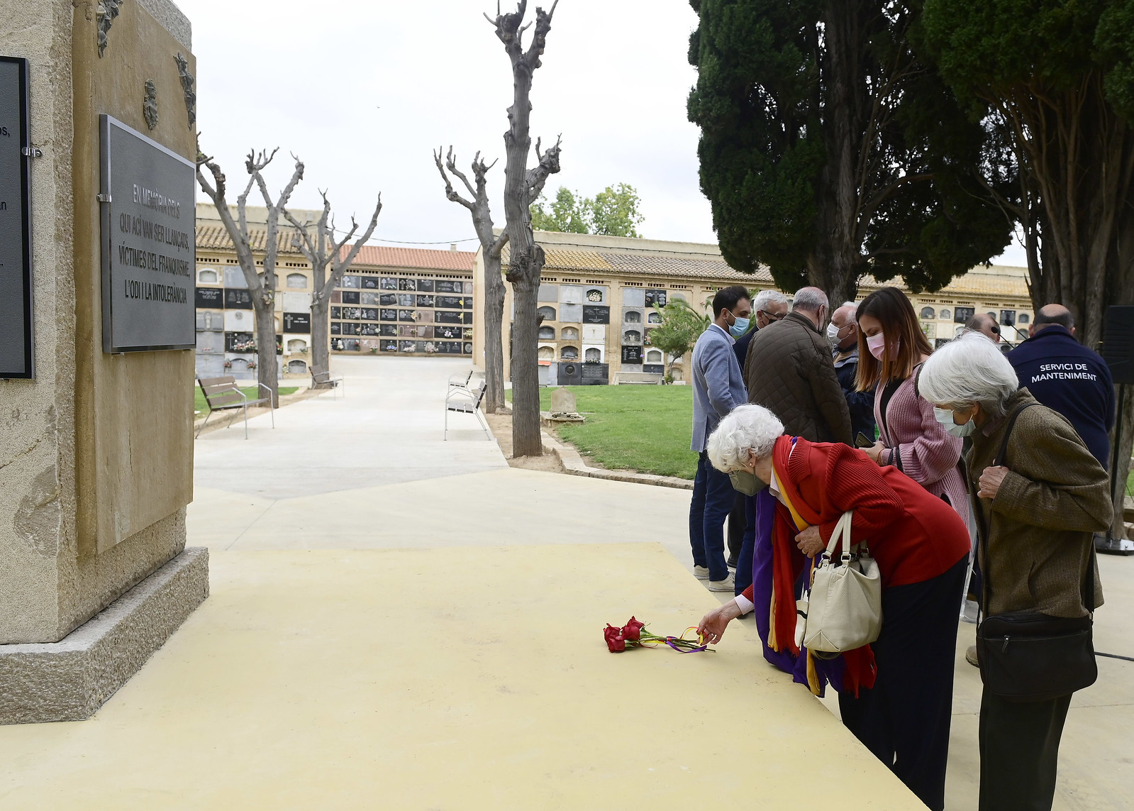 Valencia recuerda con versos de Miguel Hernández en el Cementerio General a los fusilados por el franquismo y enterrados en la fosa común