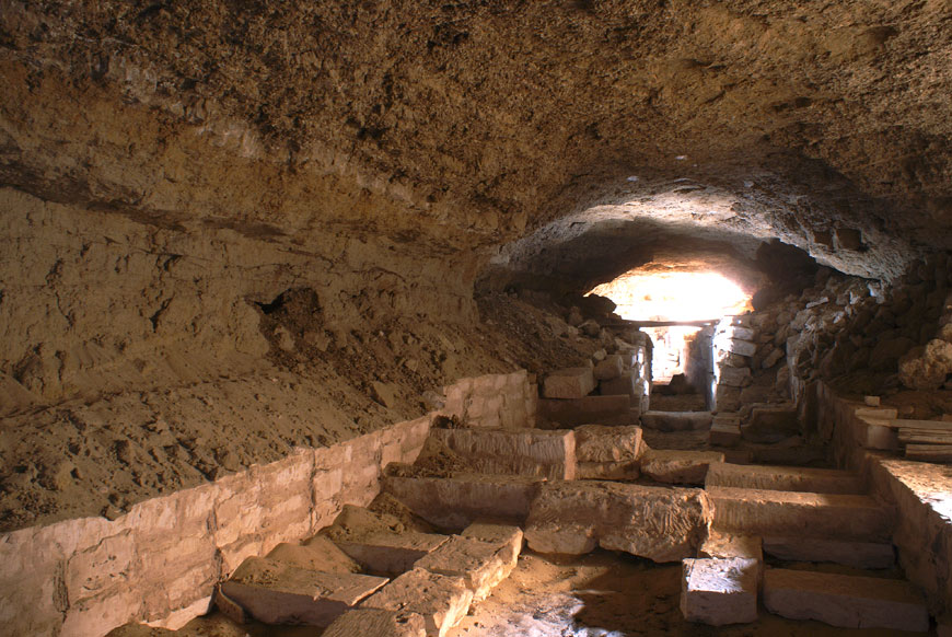 La Misión Oxirrinco en Egipto descubre tumbas del final de la época saíta que demuestran un cambio en su construcción y en la forma de enterramiento